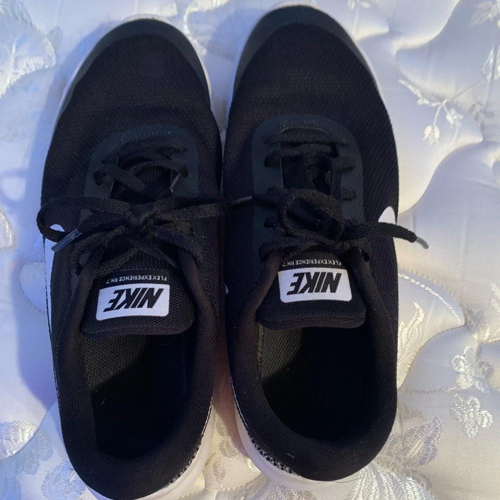Black Nike flex shoes